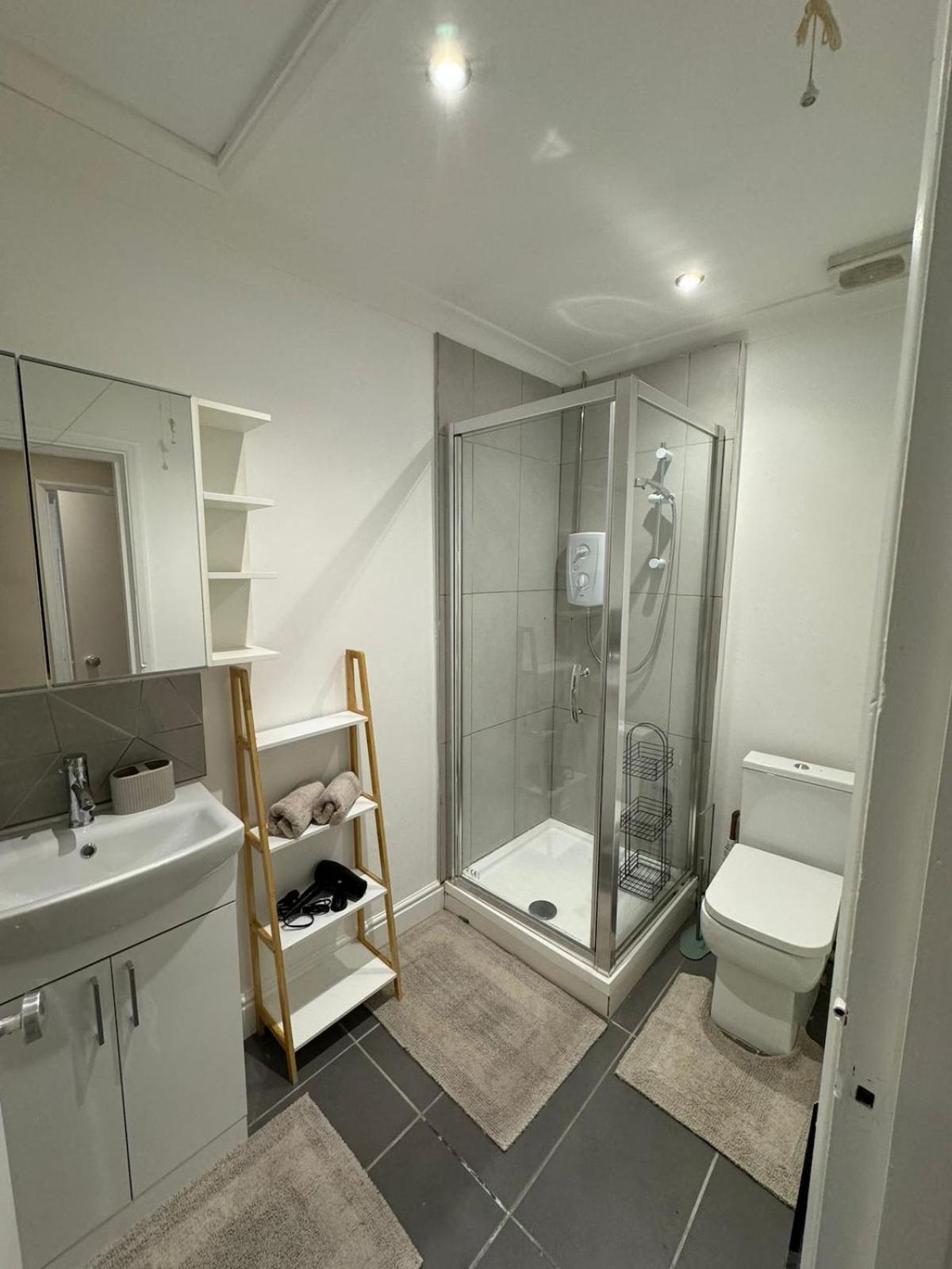 1 Bed Flat In Apartment *