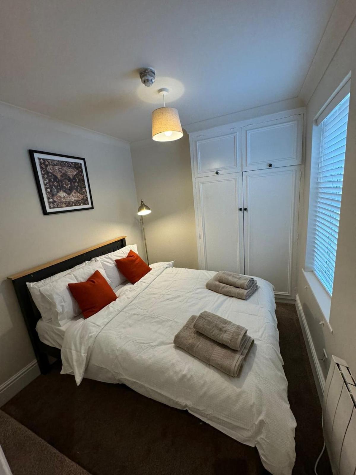 1 Bed Flat In Apartment *